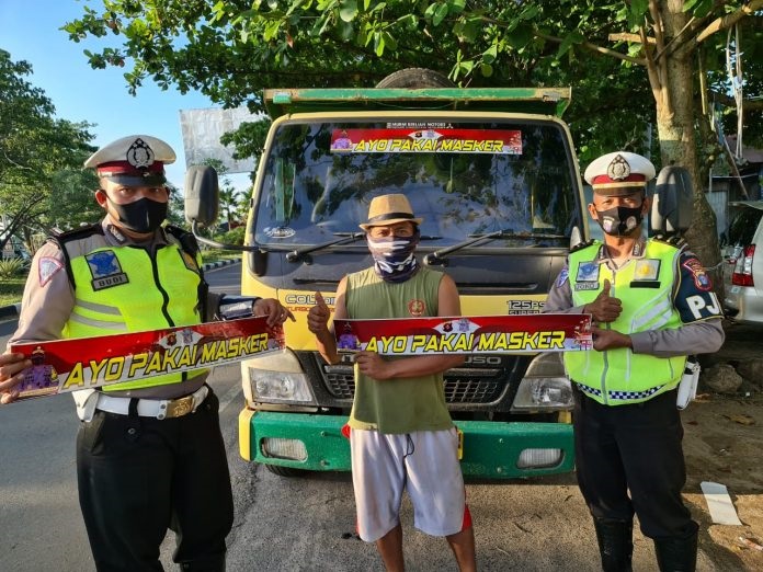 Kampanyekan Prokes, Ditlantas Pasang Stiker “Ayo Pakai Masker” 