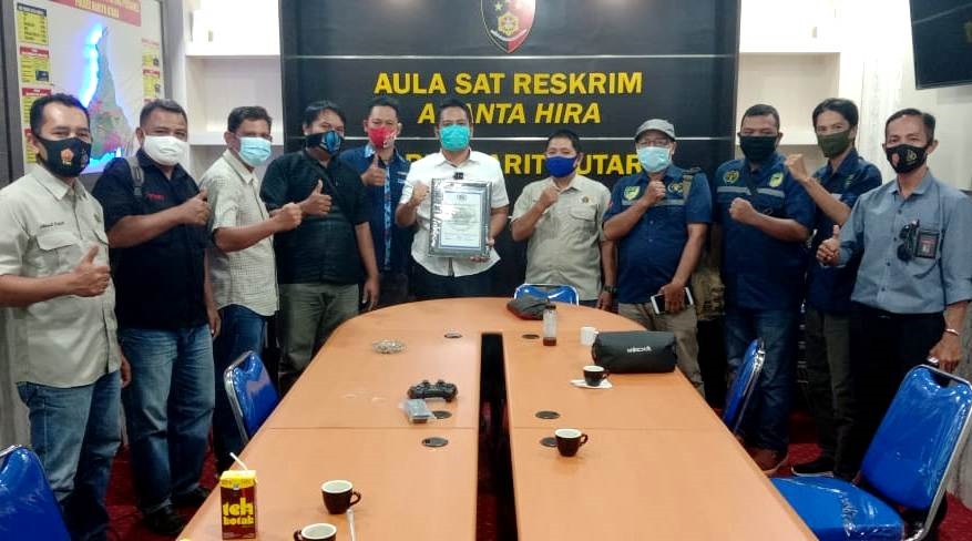 Kasat Reskrim Pindah Tugas, PWI Barut Serahkan Penghargaan