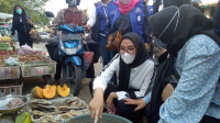 Ivo dan Relawan Perempuan Sugianto-Edy Kunjungi Pasar Besar 