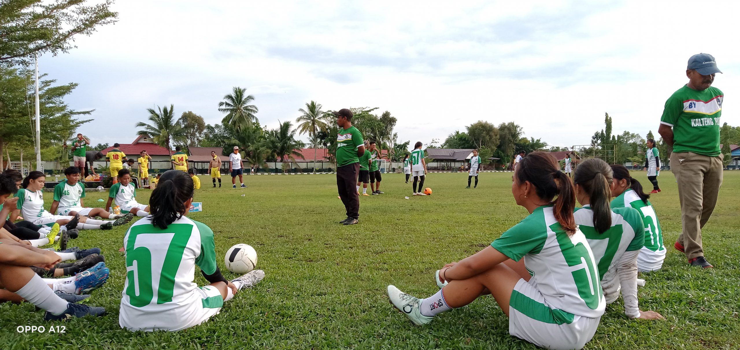 Tim Sepakbola Kalteng Putri Latihan dengan Biaya Sendiri