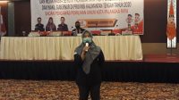 PILKADA SERENTAK 2020 – Pemilih ke TPS Bawa Alat Tulis, Petugas Berpakaian Hazmat