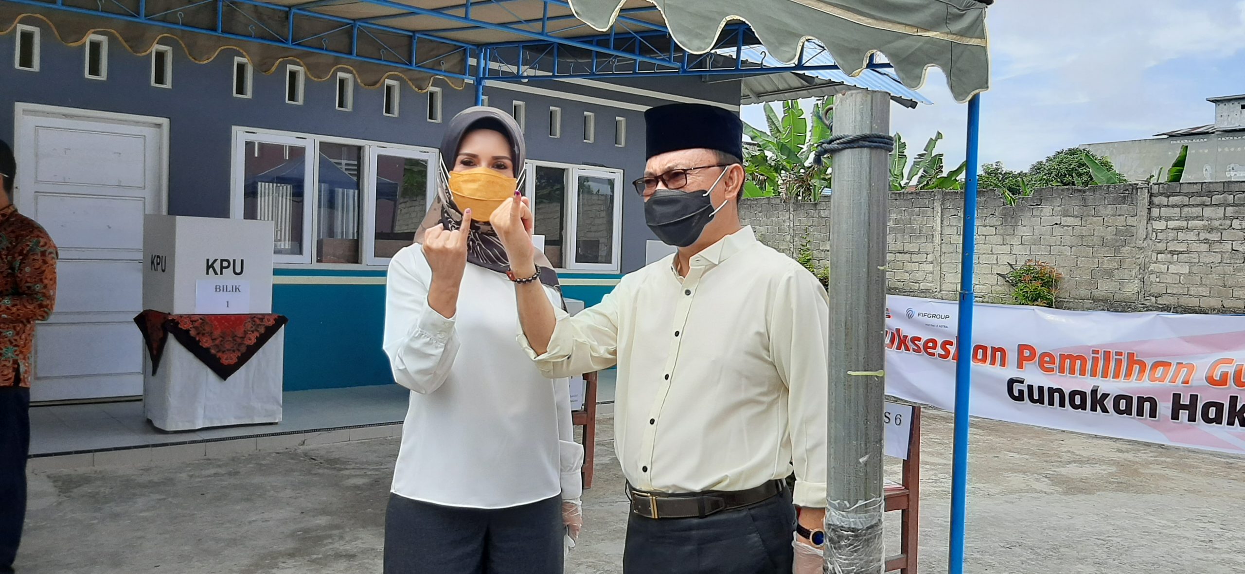 Ujang Iskandar Sekeluarga Nyoblos Di TPS 20 Desa Pasir Panjang