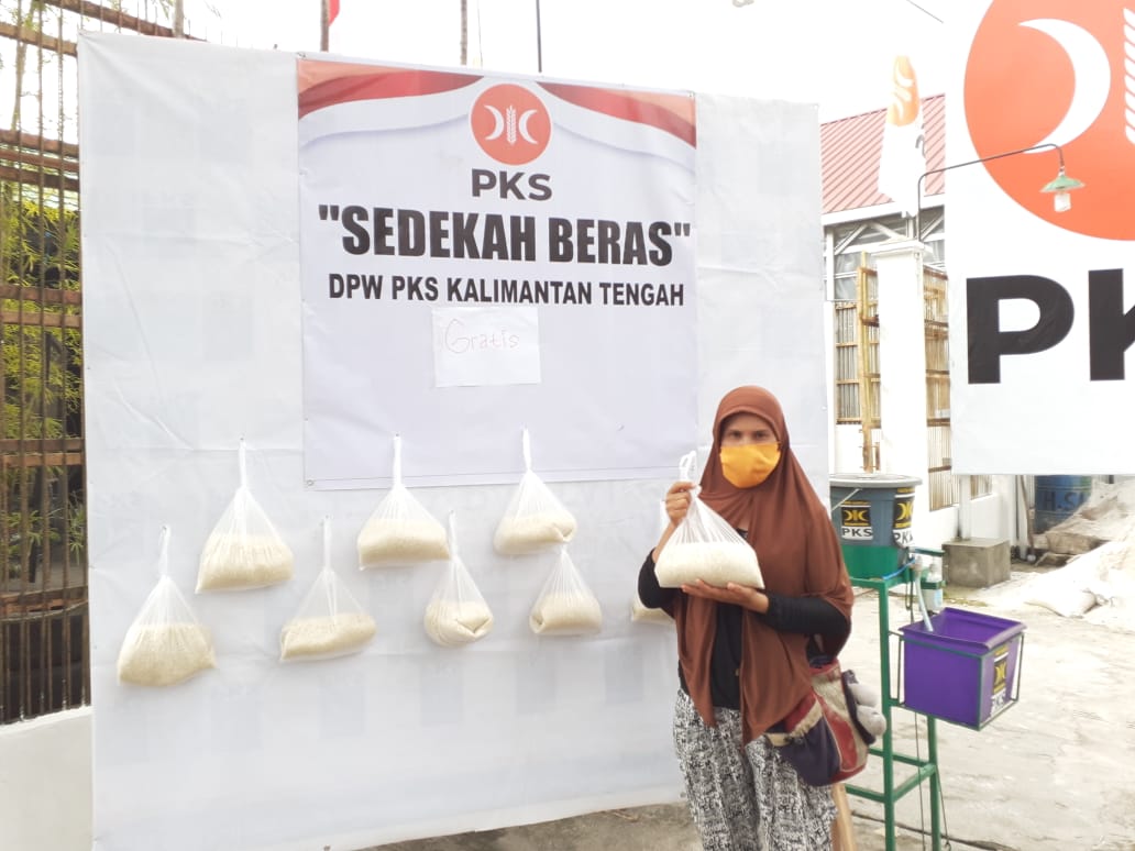 Begini Cara Unik PKS Kalteng Bantu Warga Sedekah Beras