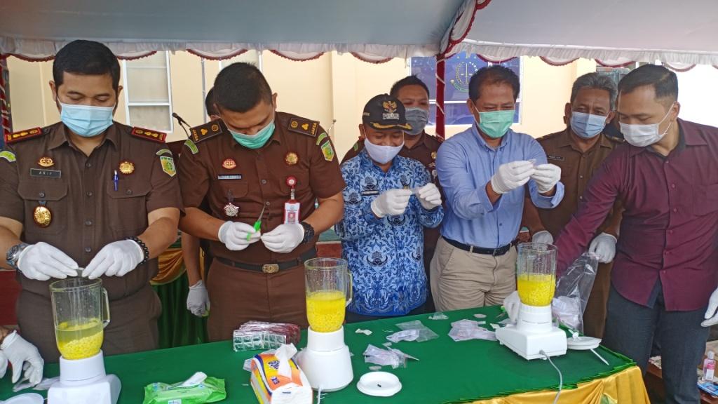 Kejari Kapuas Musnahkan Barbuk Hasil Kejahatan