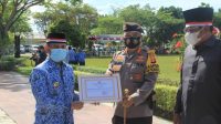 KONTRIBUSI TANGANI COVID 19 – Kapolresta Palangka Raya Terima Penghargaan dari Wali Kota