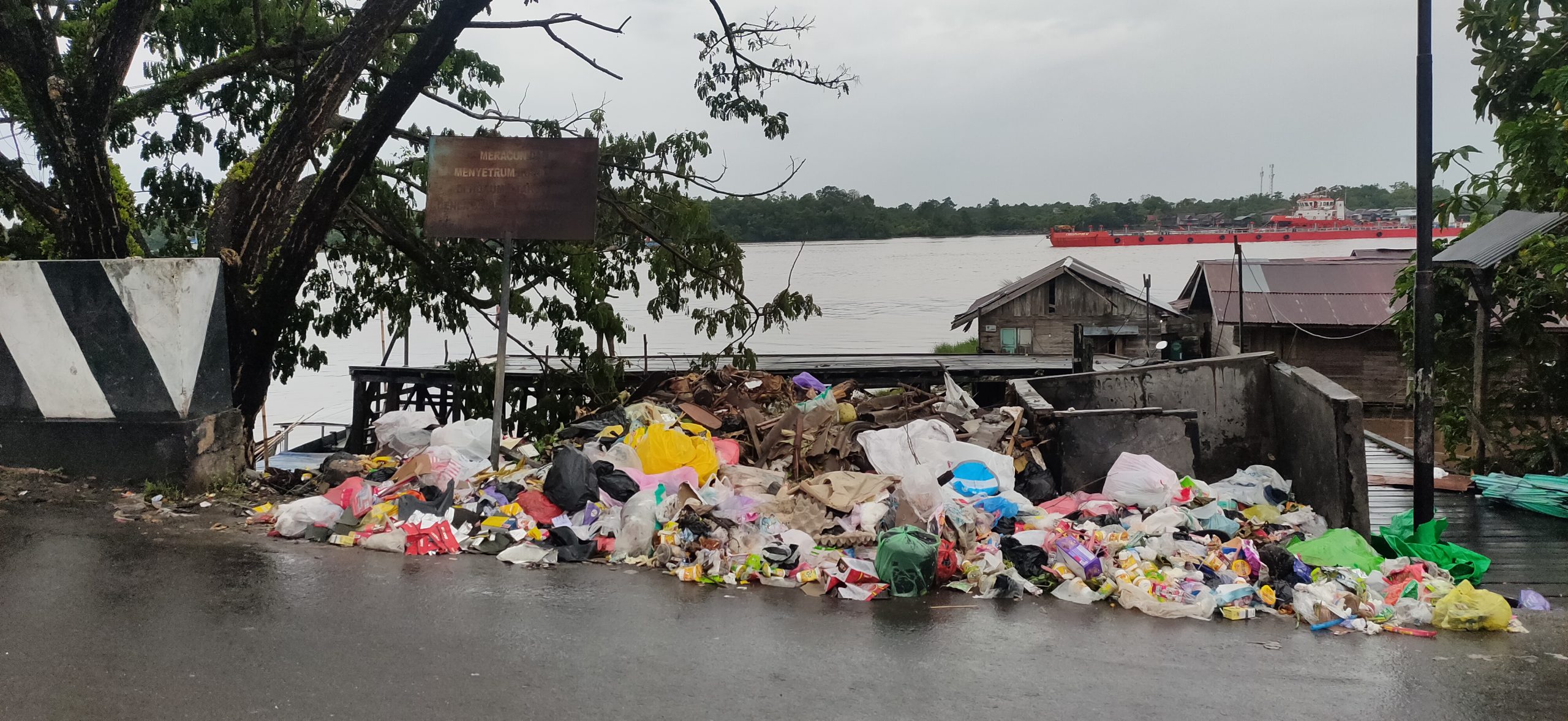 ANTISIPASI SERANGAN BUAYA- Jangan Buang Sampah ke Sungai