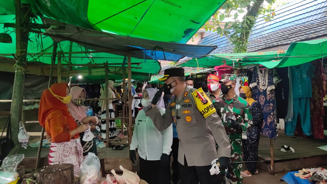 Kapolres Kobar Bagikan 2000 Masker di Pasar Indra Sari 