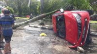 Hujan Lebat, Mobil Triton Terbalik