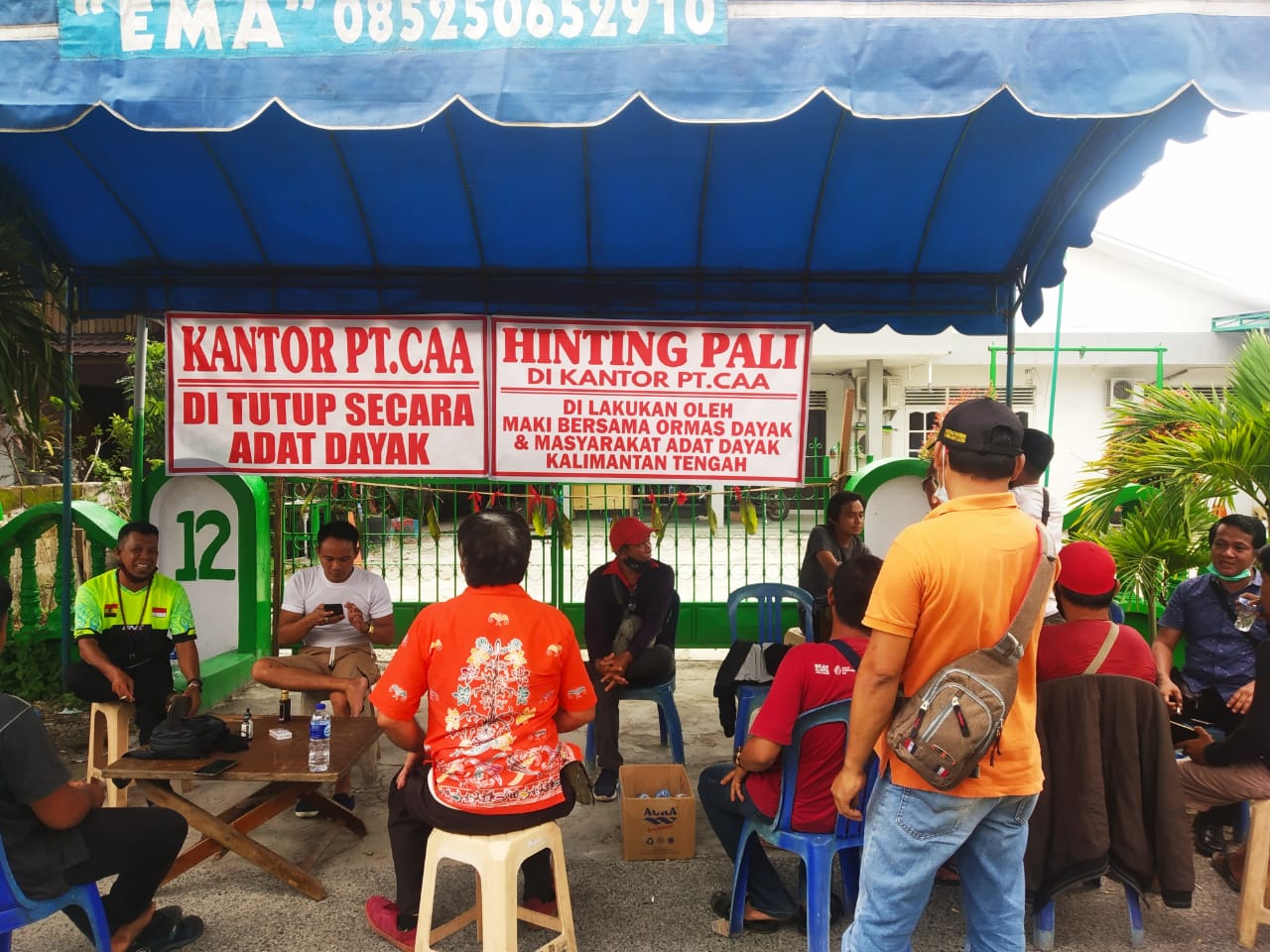 Kantor PT CAA Dijaga Masyarakat Adat