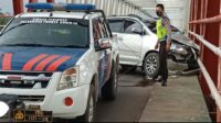 Avanza Ban Bocor, Tabrak Tiang Jembatan Pulau Telo Avanza Ban Bocor, Tabrak Tiang Jembatan Pulau Telo