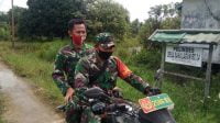 Sertu Ari dan Serda Taufik Selalu Patroli ke Lokasi TMMD Sertu Ari dan Serda Taufik Selalu Patroli ke Lokasi TMMD