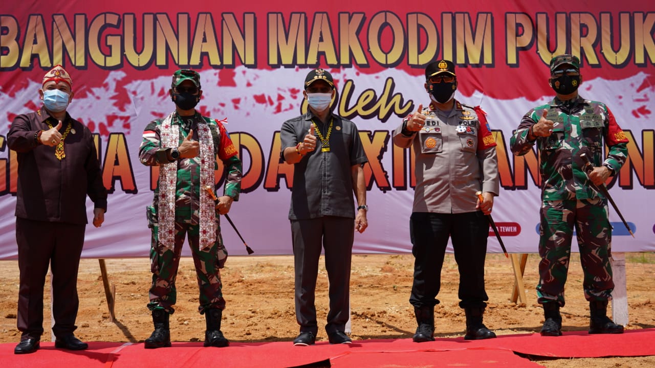 Danrem 102/Pjg Dampingi Pangdam XII /TPR Meletakan Batu Pertama Pembangunan Makodim Puruk Cahu