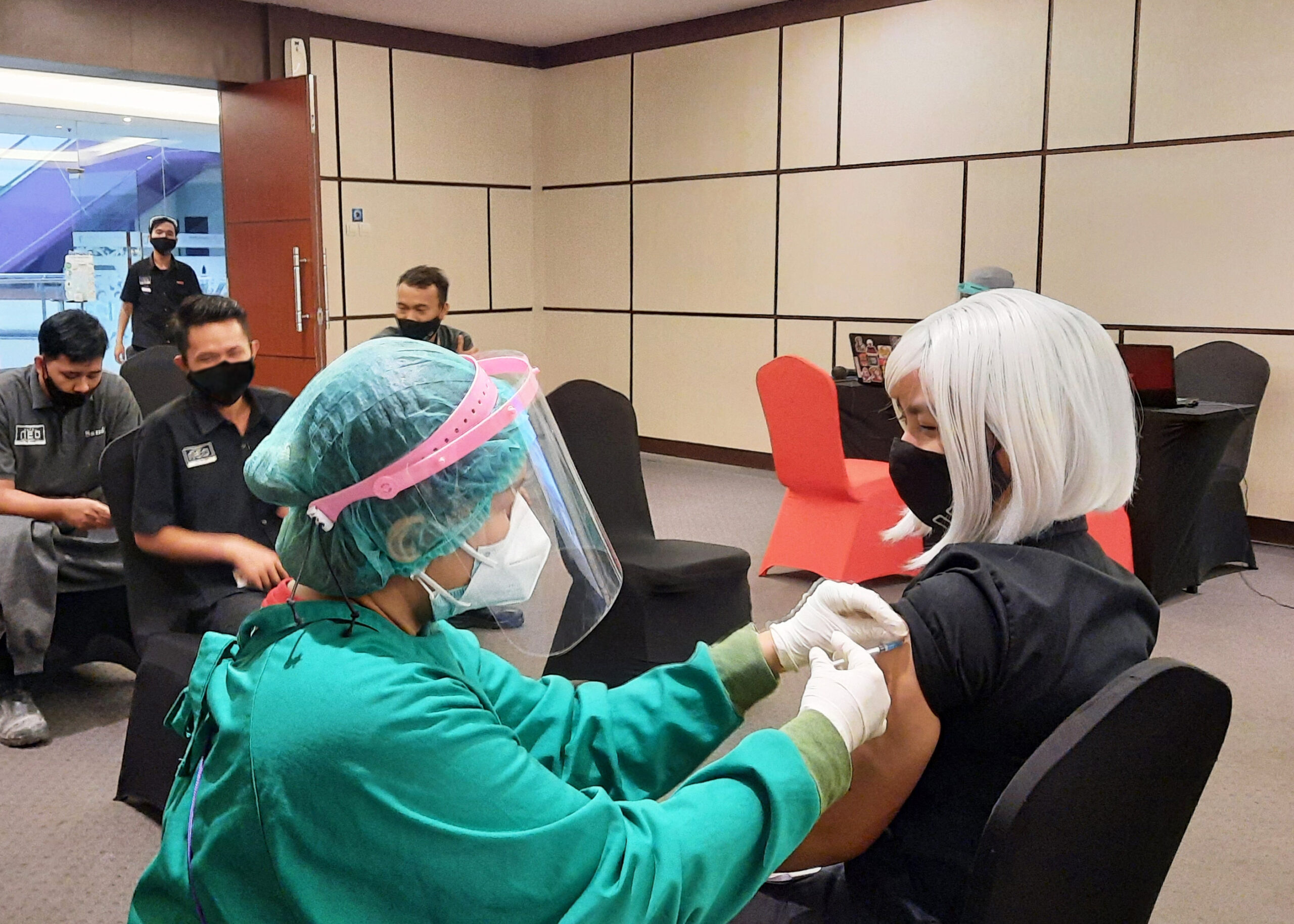 Karyawan Hotel NEO Palma Palangka Raya Tuntaskan Vaksinasi Covid-19