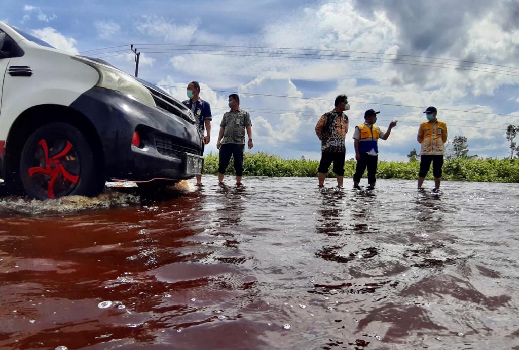 Cek Kondisi Banjir, Kadis PUPR Kalteng Koordinasi Bersama Balai Jalan Antisipasi Banjir