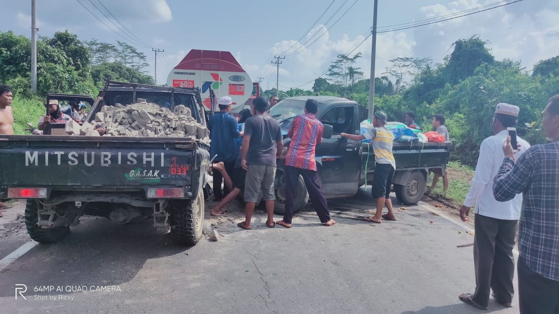 Dua Pikap Adu Kuat, Sopir Sekarat