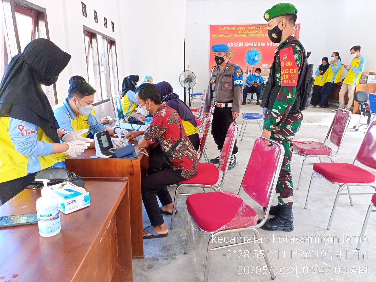 Babinsa Riam Durian  Monitoring Pelaksanaan Vaksinasi GTK 