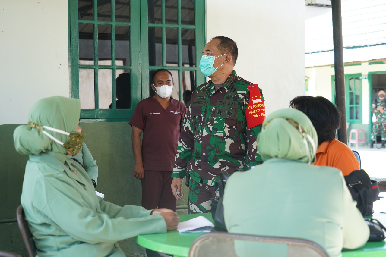 Danrem 102/Pjg Tinjau Pelaksanaan Vaksinasi Ibu-ibu Persit