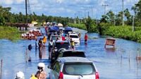 Banjir Kahteng Belum Surut? Berbahaya, Jalan Rusak, Berlubang, dan Macet Banjir Kahteng Belum Surut? Berbahaya, Jalan Rusak, Berlubang, dan Macet
