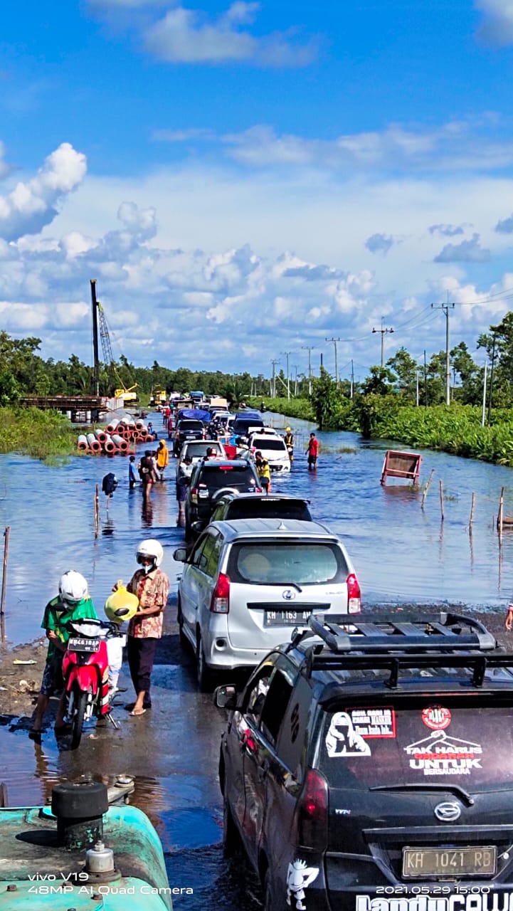 Banjir Kahteng Belum Surut? Berbahaya, Jalan Rusak, Berlubang, dan Macet