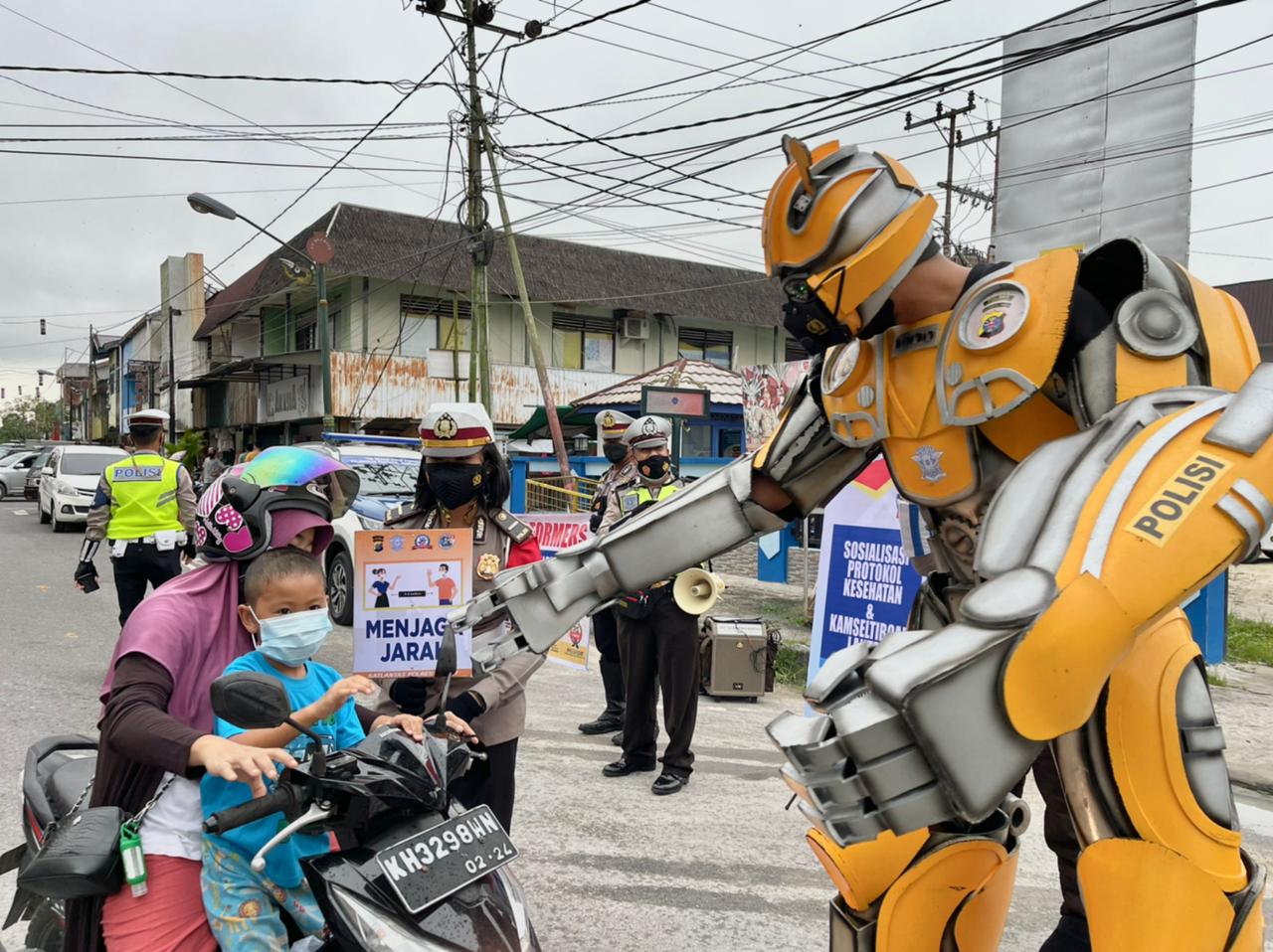 Robot Transformers Ajak Masyarakat Bermasker