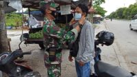 Terapkan 3M, Personel Denzibang Bagi Masker