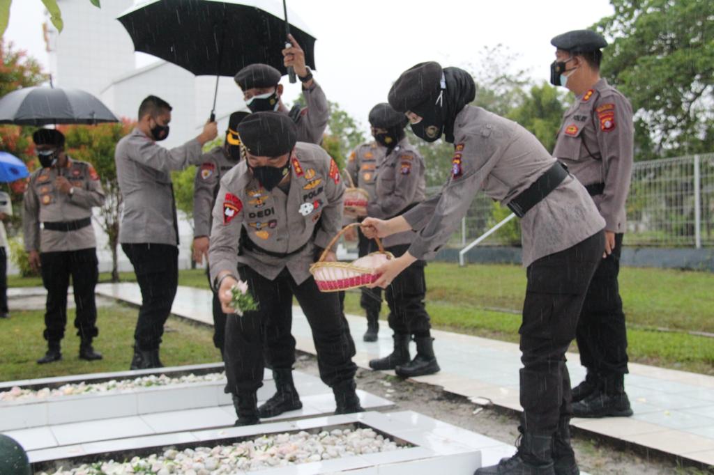 HARI BHAYANGKARA KE-75-Kapolda Tabur Bunga di Makam Pahlawan