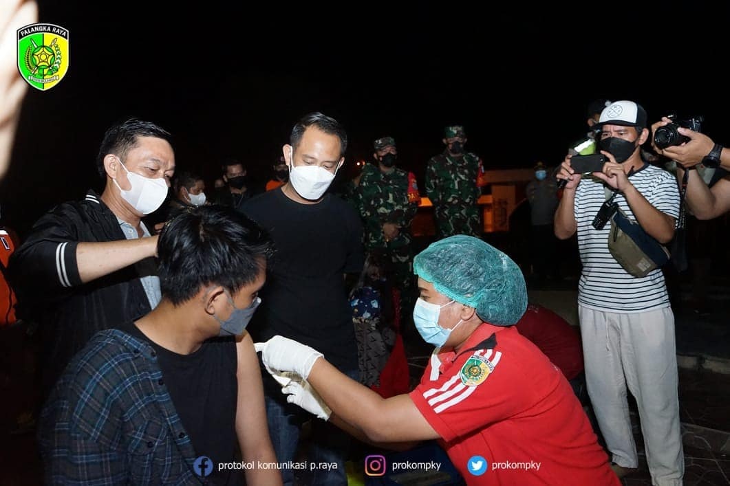 Operasi Yustisi, Tim Satgas Langsung Vaksin Pengunjung Kafe