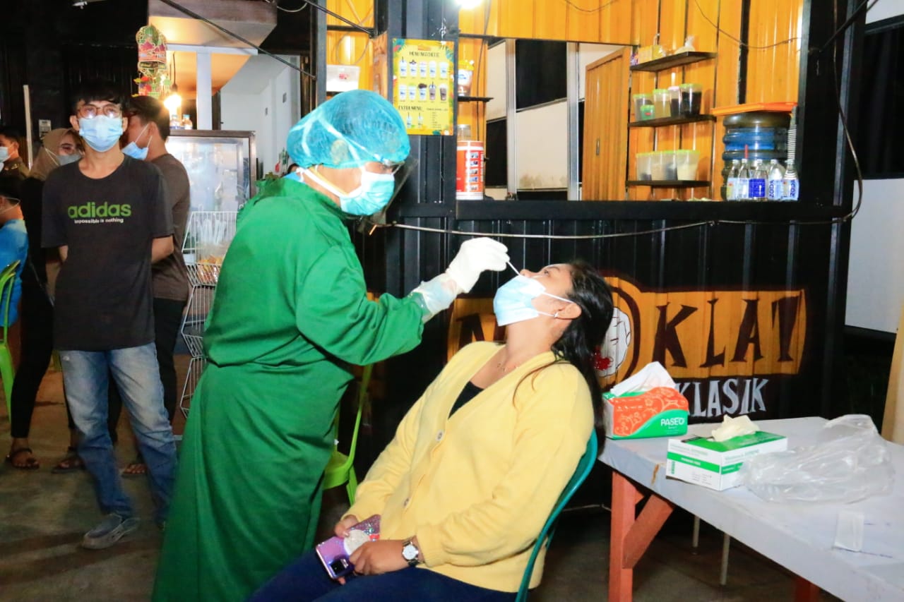 12 Pengunjung Kafe dan Warga Positif Covid-19