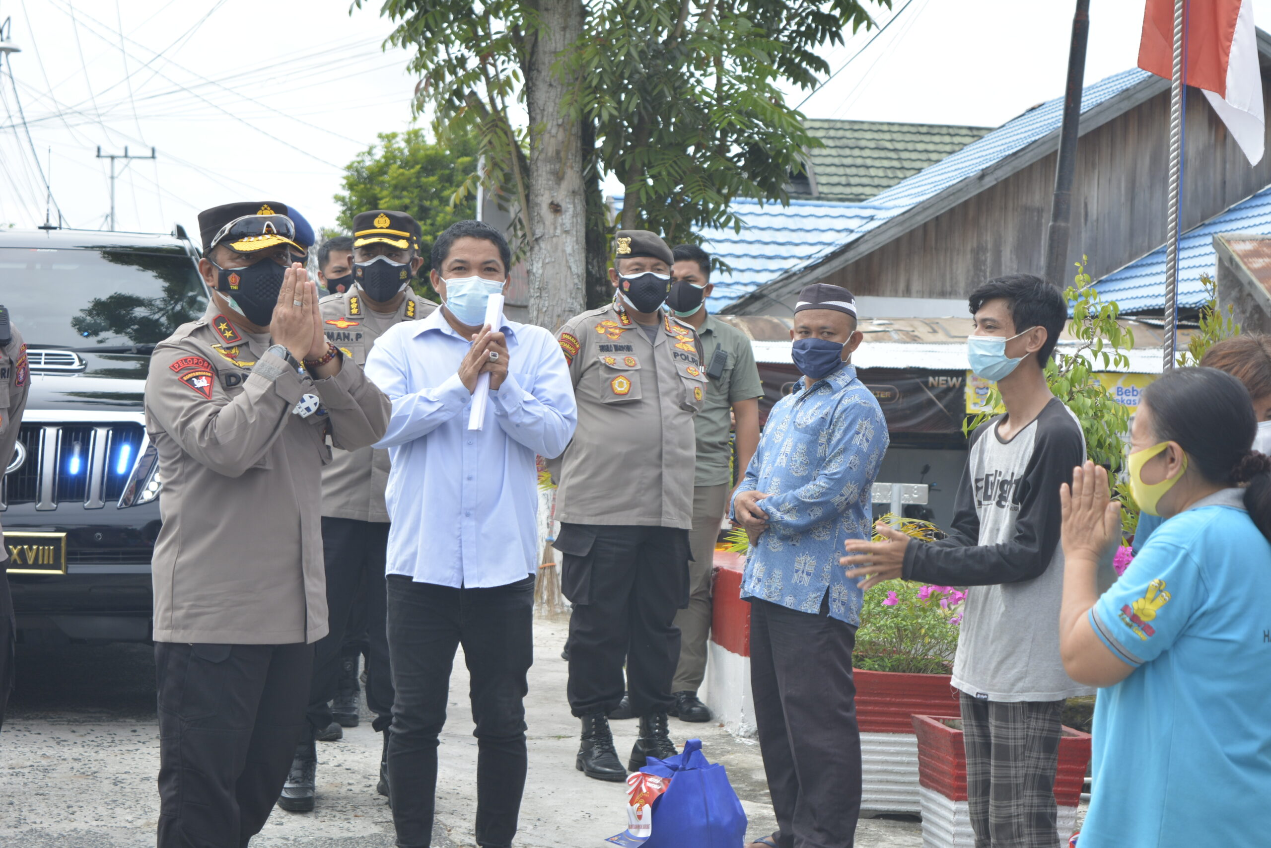 Polda Bagikan 150 Paket Sembako ke Warga Isoman 