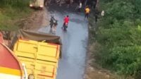 PALANGKA RAYA-KUALA KURUN-Truk Batu Bara Terbalik, Ambulans Terjebak  