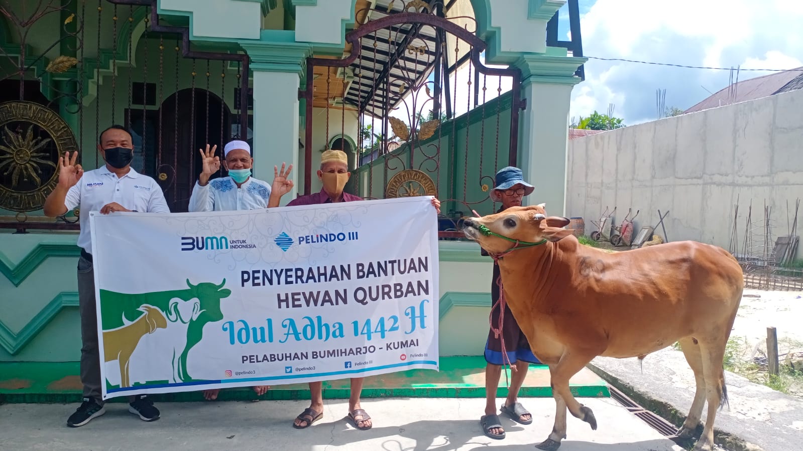 Pelindo III Serahkan 5 Ekor Sapi Kurban