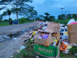 Warga Buang Sampah Sembarangan di Jalan Kapten Mulyono