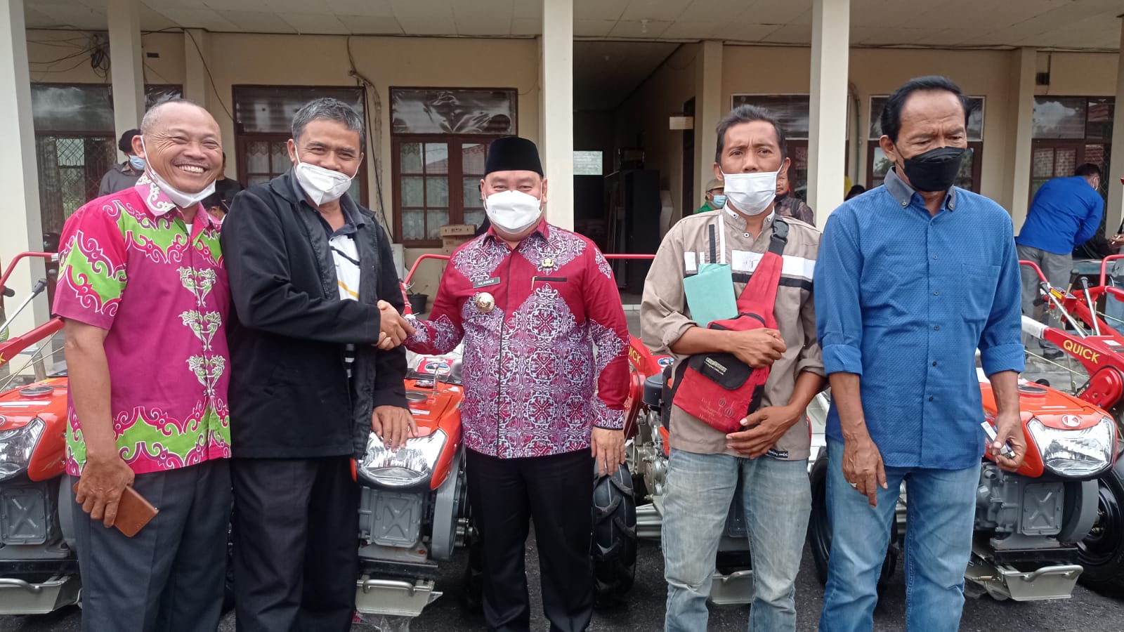 Bupati Serahkan Bantuan Alat Mesin Pertanian untuk Poktan
