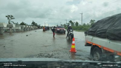 Jalan Trans Kalimantan Terendam 1 Kilometer
