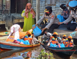 Naik Perahu, Wakapolda Salurkan Bantuan Door to Door Naik Perahu, Wakapolda Salurkan Bantuan Door to Door