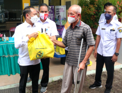 Wali Kota Bagikan Sembako Warga Terdampak Covid-19 Wali Kota Bagikan Sembako Warga Terdampak Covid-19