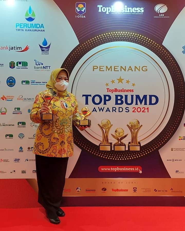 Bupati Kobar Raih Penghargaan Top Pembina BUMD Award 2021