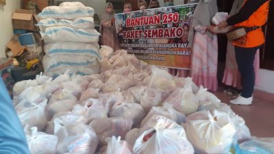Pengajian Warga Kobar Salurkan Bantun 250 Paket Sembako