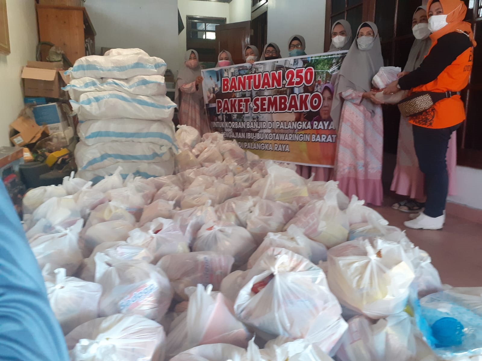 Pengajian Warga Kobar Salurkan Bantun 250 Paket Sembako