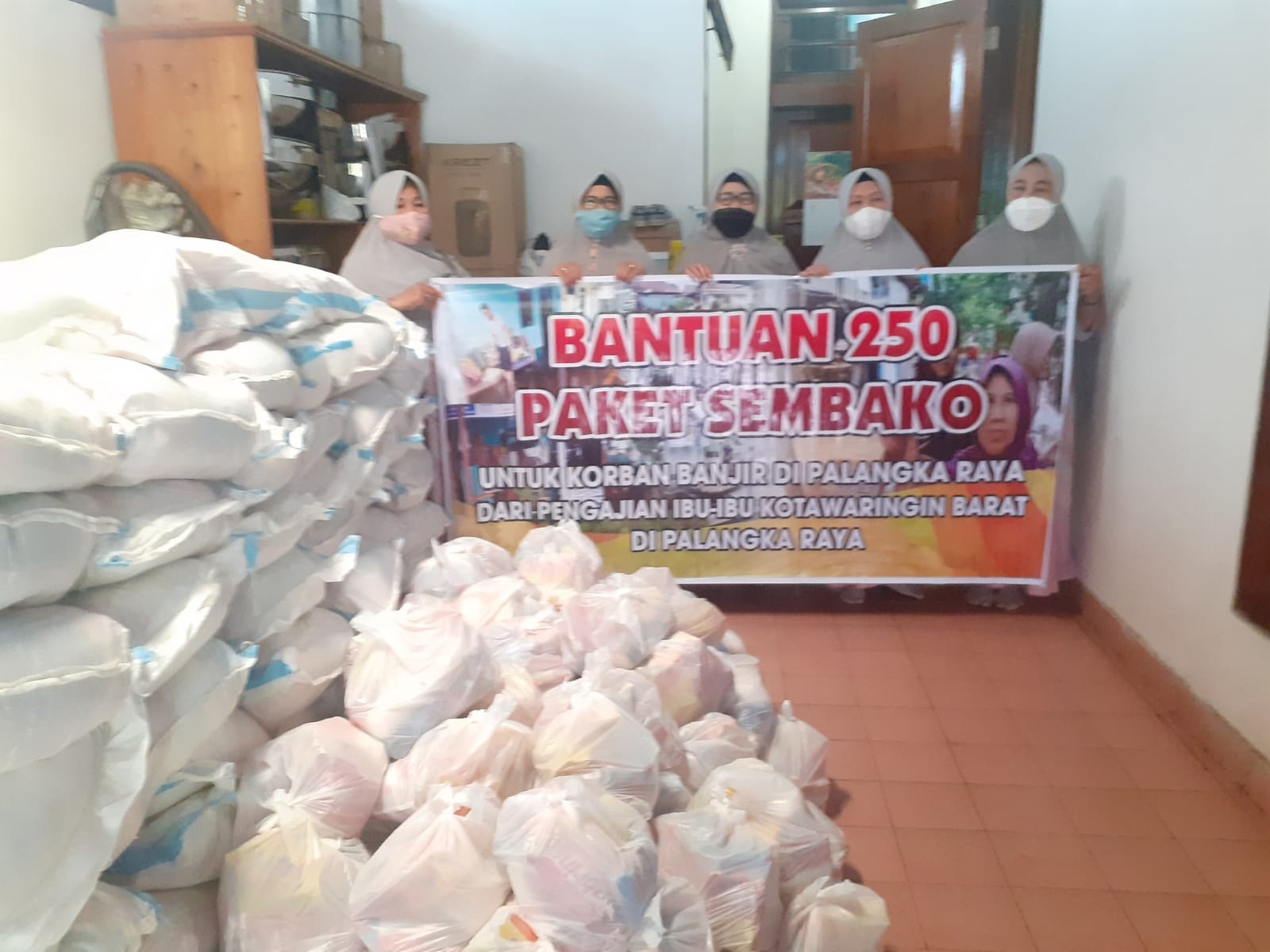 Pengajian Warga Kobar Salurkan Bantun 250 Paket Sembako