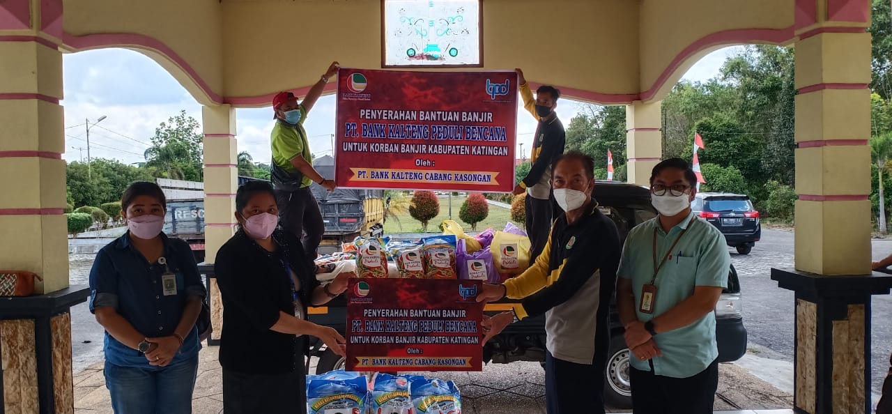 Bank Kalteng Cabang Kasongan Serahkan Bantuan bagi Korban Banjir 
