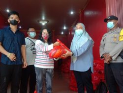 Umat Buddha Serahkan Ratusan Bungkus Sembako ke Kelurahan Panarung Umat Buddha Serahkan Ratusan Bungkus Sembako ke Kelurahan Panarung