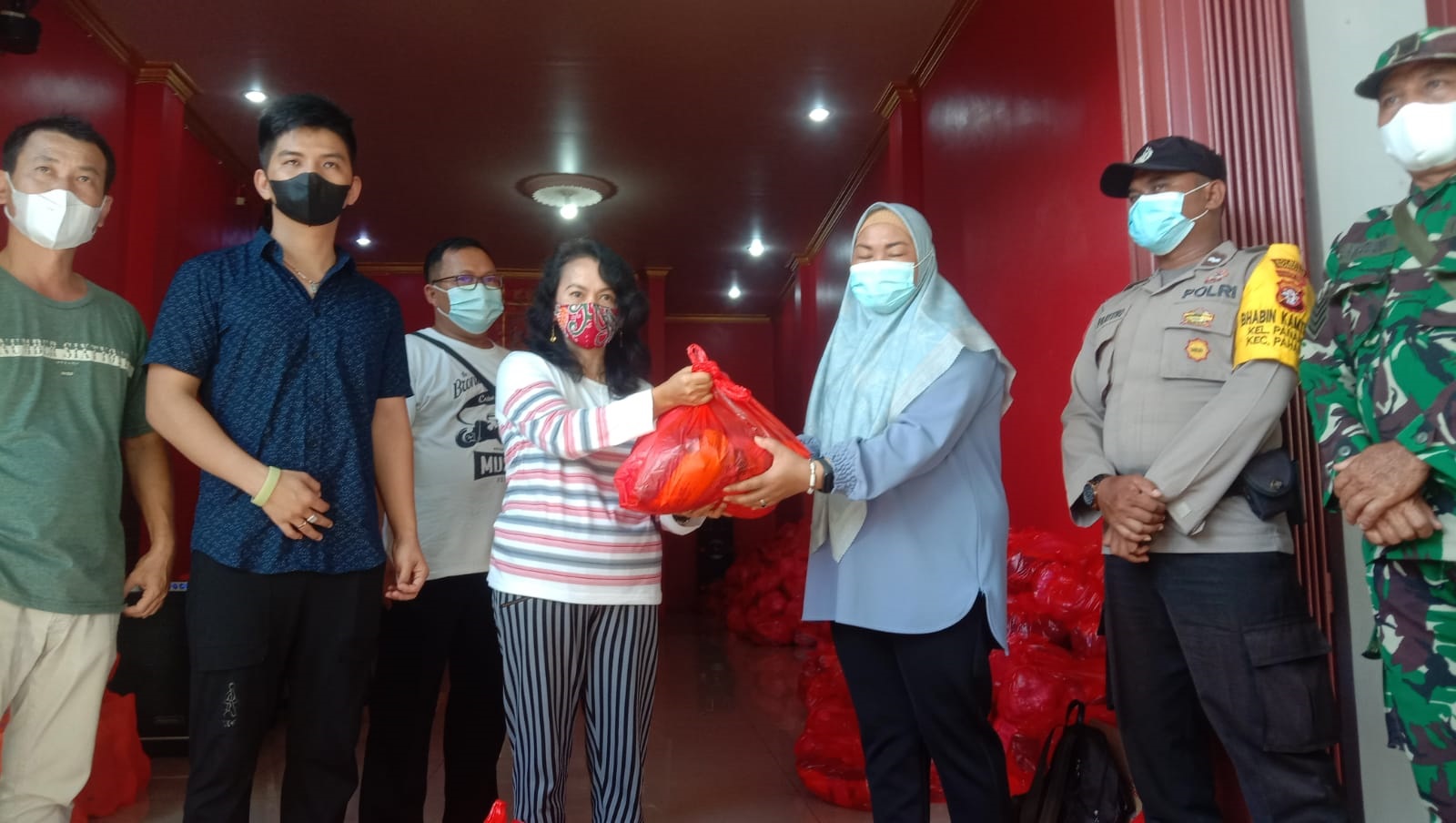Umat Buddha Serahkan Ratusan Bungkus Sembako ke Kelurahan Panarung