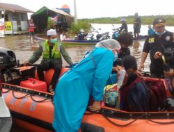 BANJIR BUKIT RAWI - Evakuasi Jenazah dan Orang Sakit Pakai Perahu Karet BANJIR BUKIT RAWI – Evakuasi Jenazah dan Orang Sakit Pakai Perahu Karet