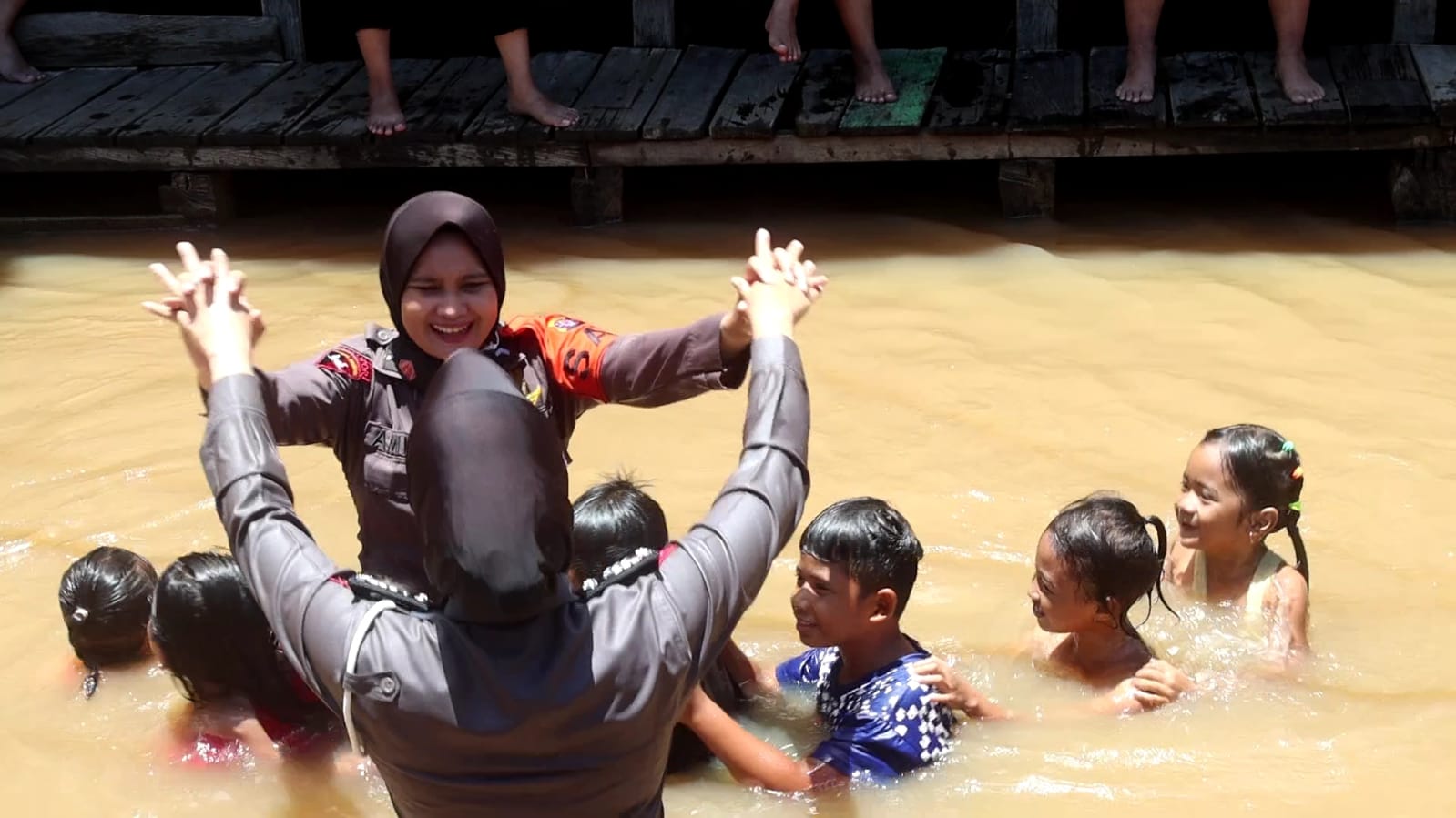 Polda Kalteng Pulihkan Trauma Anak Korban Banjir