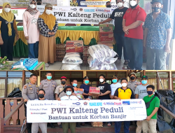 PWI Kalteng Salurkan Bantuan Korban Banjir di Kalteng PWI Kalteng Salurkan Bantuan Korban Banjir di Kalteng