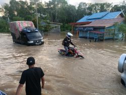 11 Kabupaten Masih Terendam 11 Kabupaten Masih Terendam
