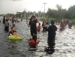 Banjir Jadi Kolam Renang Bermain