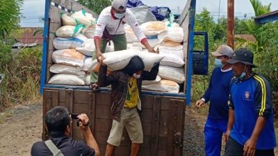 Bupati Pulpis Serahkan 6 Ton Cadangan Beras untuk Korban Banjir
