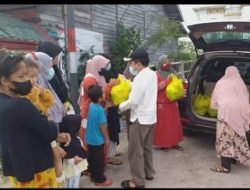 PEDULI BANJIR- SMSI Kalteng Bagi Paket ke Warga Pahandut Seberang